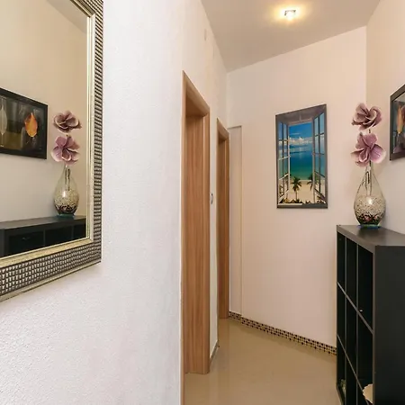 In Arbanija With Bubble Bath * Traù