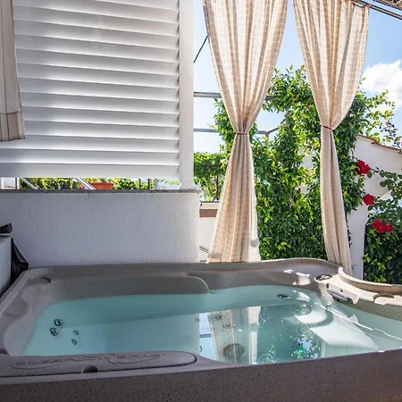 In Arbanija With Bubble Bath * Traù